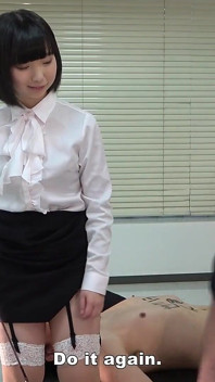 La lavoratrice dell'ufficio si affaccia sul suo collega anziano come sedia umana e fa lavorare sodo il suo manager