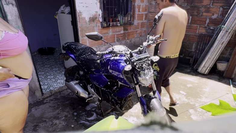 Lexly_16: Soused myje motorku a šuká mě Ami v prádle, celé jeho...