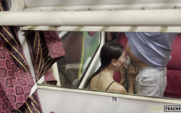 GoldTeachers: Ninfomane succhia fino a quando non riceve sperma in treno...