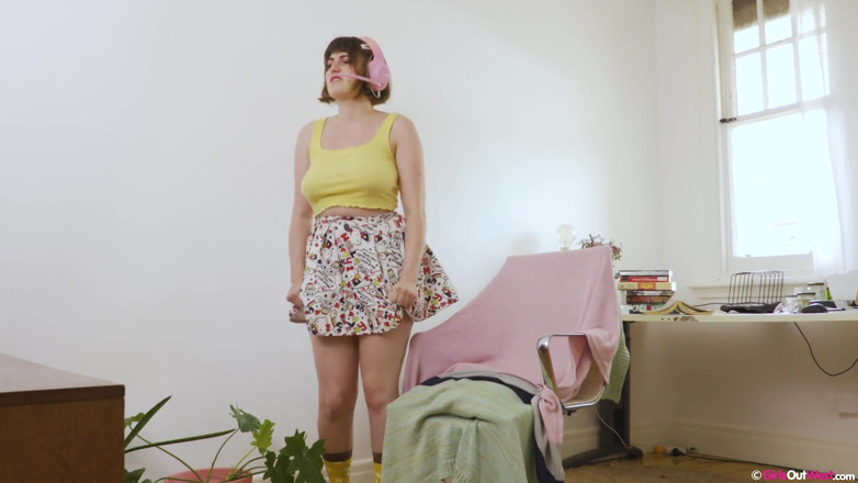 Girls Out West: La pelosa giocatrice ragazza con grandi tette si masturba mentre...