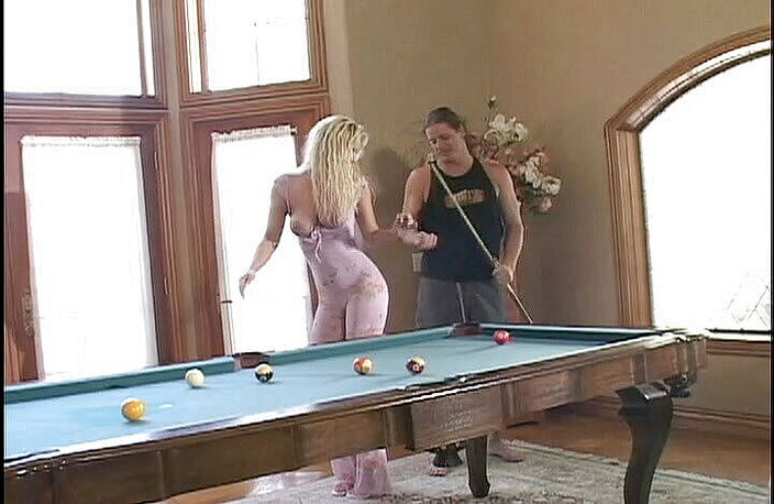 Cryptostudios: La giovane moglie bionda con grandi tette si scatena quando...