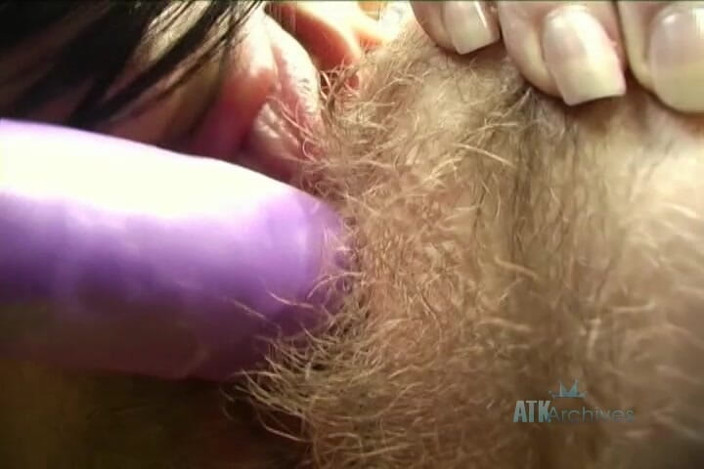 ATK Fans (Lesbians): Michaela baise la chatte poilue de Lenkas avec un gode...