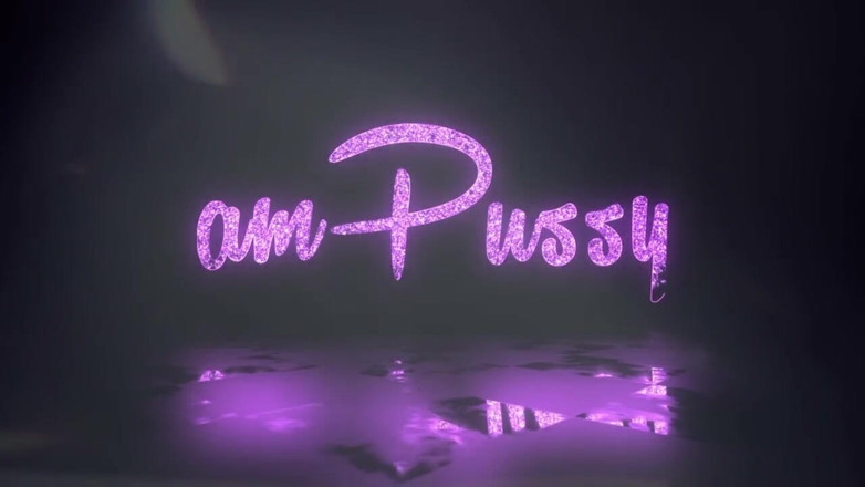 AmPussy: Młoda azjatycka dziewczyna rucha pochwę ogórkiem