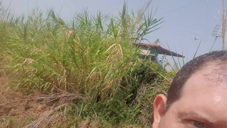 Mirko2589: Un chico completamente desnudo en un jardín