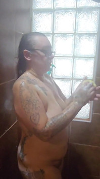Jade hat eine sexy seifige dusche & rasiert