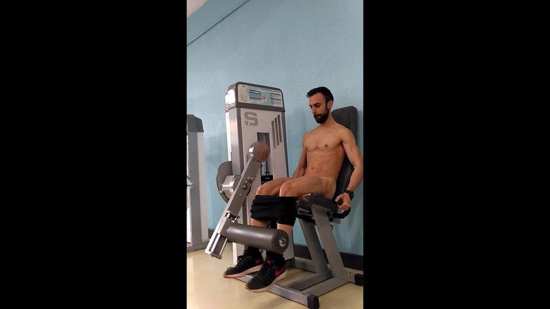 Zeus Ray: 在健身房裸体锻炼