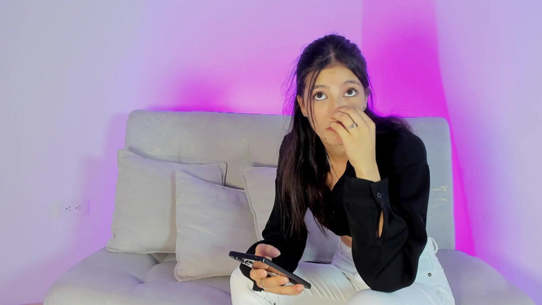Adhara Hamilton: Sexy Latina Masturbuje, Když Je Ve Svém Pokoji Pro Svého...