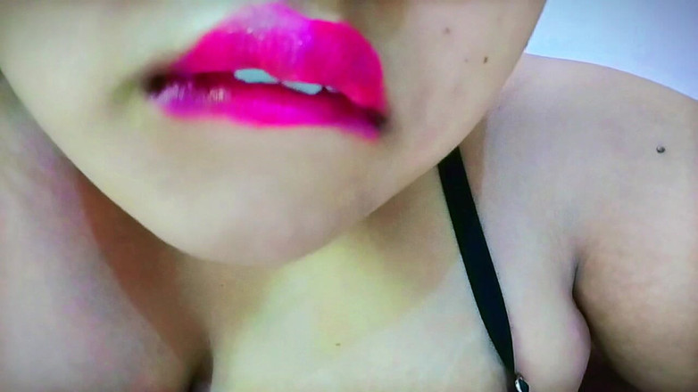 Aria Mia: Ich masturbiere, während ich mit meinem Freund videotelefoniere, wenn mein...