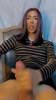 Transsexuala zveltă Dawn Rivera ejaculează pe picioarele ei după o sesiune intensă de masturbare