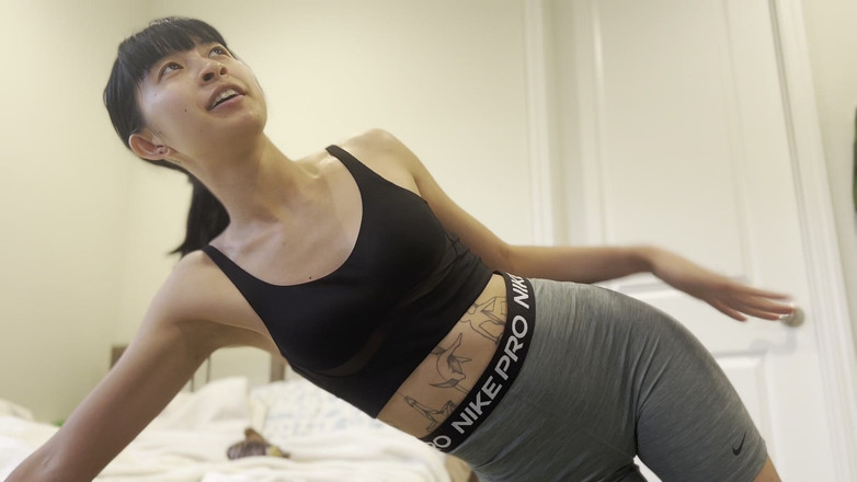 Felicity Azura: Pantaloncini grigi su asiatica calda