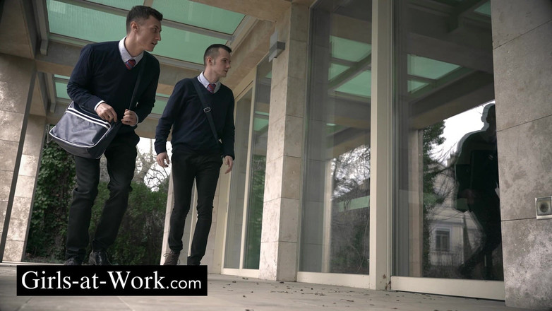 Girls At Work: Um vestiário para três