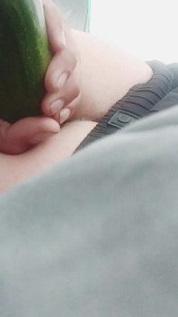苗条的年轻人在帐篷里张开屁股