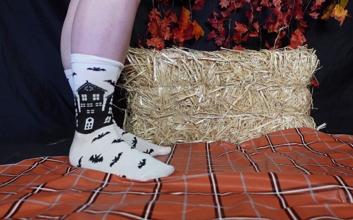 Deanna deadly: Muskulöse waden in weißen und schwarzen haunted house socken