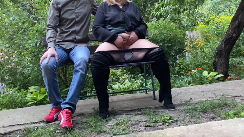 OurFetishLife: Stiefmutter gibt ihrem stiefsohn nach kraftvollem squirting im freien ein...
