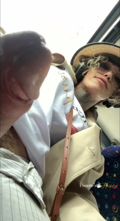 Prezottes_House: Quelle éjaculation, lol Sabrina donne une bonne éjaculation à l’intérieur du bus, tandis...