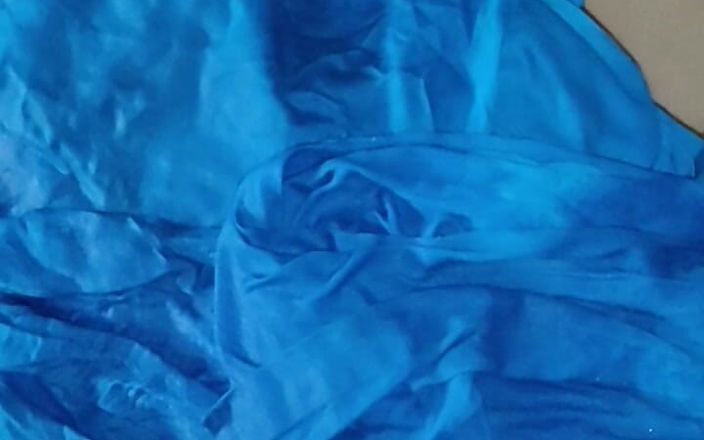 Satin and silky: 52 pissing sul vestito da infermiera Salwar in uno spogliatoio