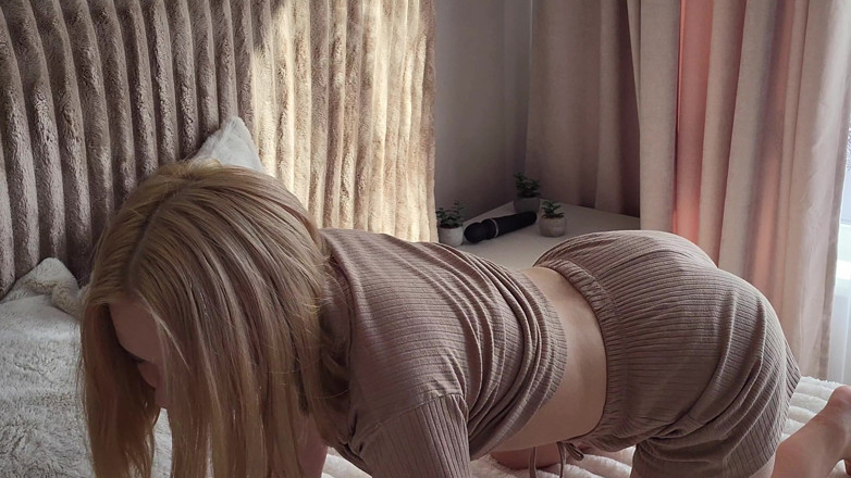 xKeryB: ฉันแหกขาและเล่นกับหีสีชมพูของฉันจนหยุดครางไม่ได้