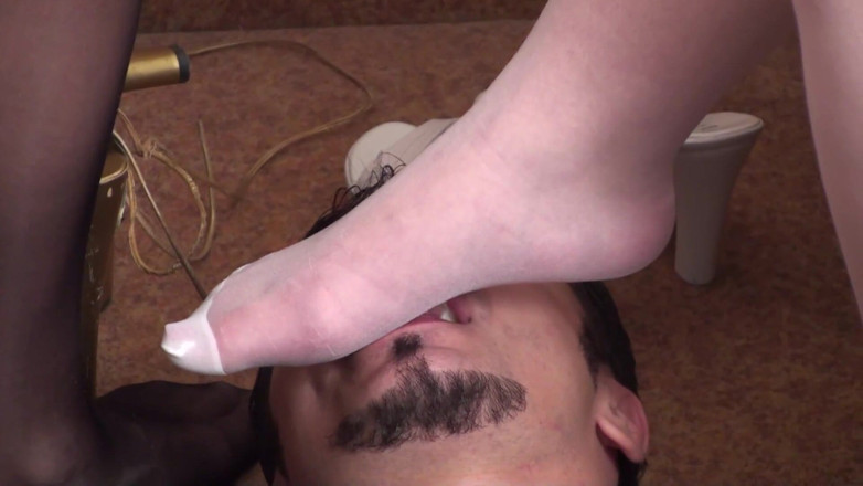 Foot Girls: Nylon and foot fetish