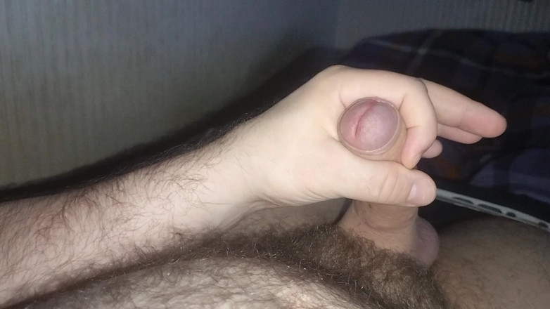 Uhri: Melancap di atas katil dan pancutan mani besar ke perut...