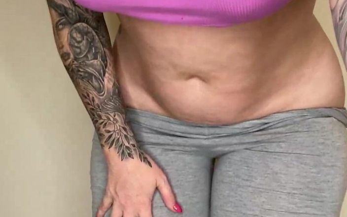 Paige Turnah: Un pantalon de yoga à gros cul taquine twerk pendant que...