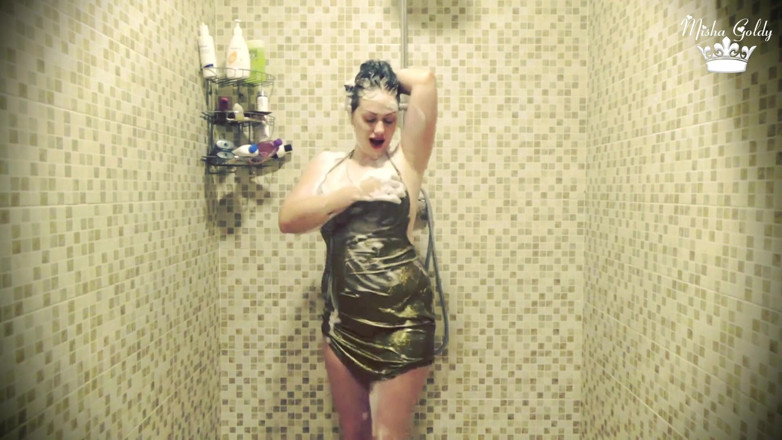 Goddess Misha Goldy: Pingando molhada nas roupas no chuveiro e lavando o cabelo...