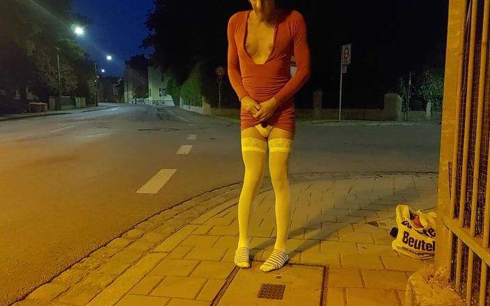 sweetfeet29: Checca vuole farsi beccare in città