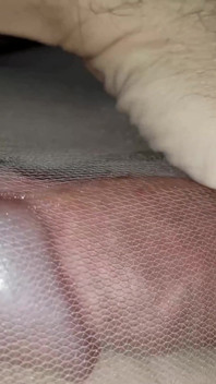Piernas con curvas, pantimedias desnudas y uñas y zapatos rojos calientes