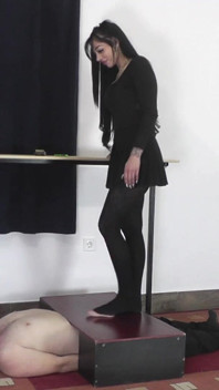 Padrona Cleo in Collant Calpesta Il Suo Schiavo Fino All'orgasmo
