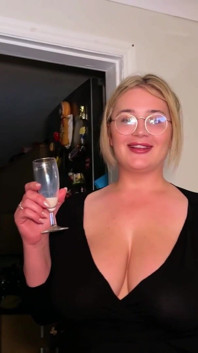 Un gode joue avec ses gros seins naturels