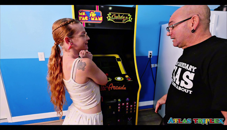 Atlas_TripleX: Chica apenas legal nerd gamer follada en el arcade