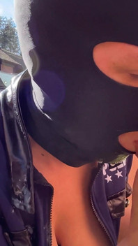 Une policière hollandaise éjacule sur un bukkake en levrette