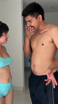 Seksi Koca Götlü Üvey Kız Kardeşimi Evde Sıkılmış Buluyorum ve Onu Bitirene Kadar Eğlenceli Bir Oyun Oynamaya Davet Ediyorum ..