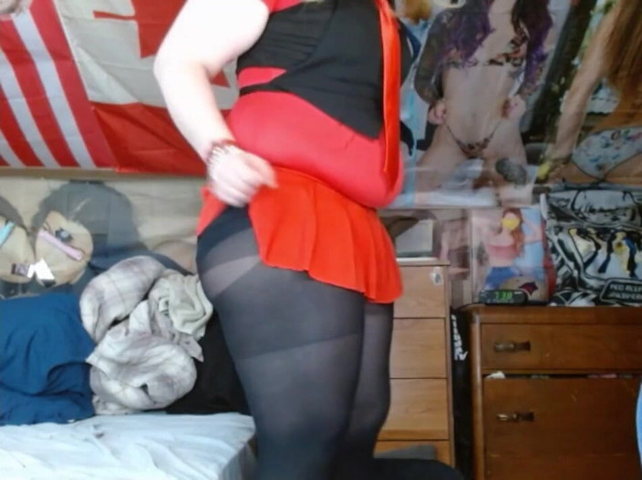 CosmicJones88: Dik mietje danst in rode en zwarte outfit