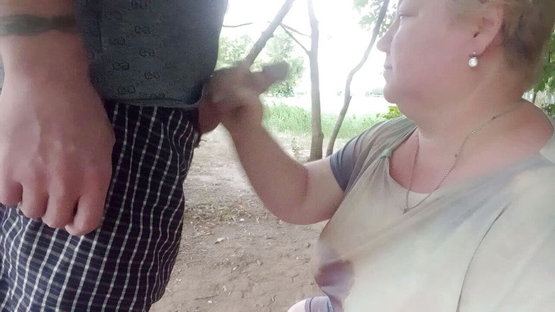 Zona901: После работы он дрочит мой член под деревьями