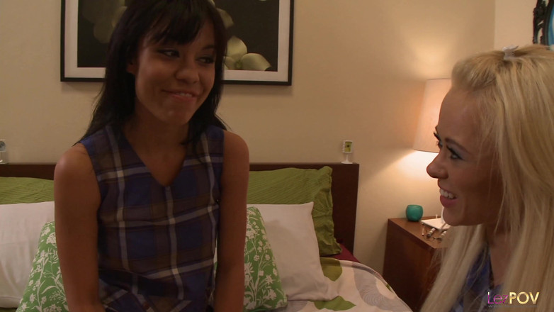 LezPOV: Струнка блондинка отримує трах в її пизду від подруги брюнетки