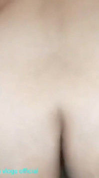Madrastra de grandes tetas chupó su gran polla, luego hijastro se folló el coño al estilo vaquera mientras hablaba en hindi sucio