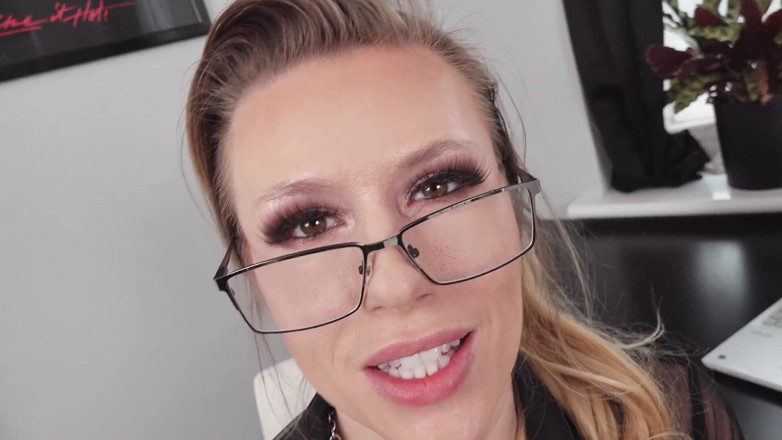 Michelle Moist: Geile büro-sekretärin masturbiert bei der arbeit