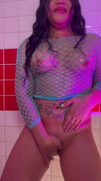 Ladyboy Kae genießt es, mit ihren Hermaphroditen in sexy dessous zu spielen.