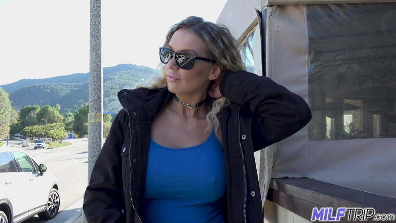 MILF Trip: Spust głodny MILF Kenzie Taylor barman miesza sok z cipki...