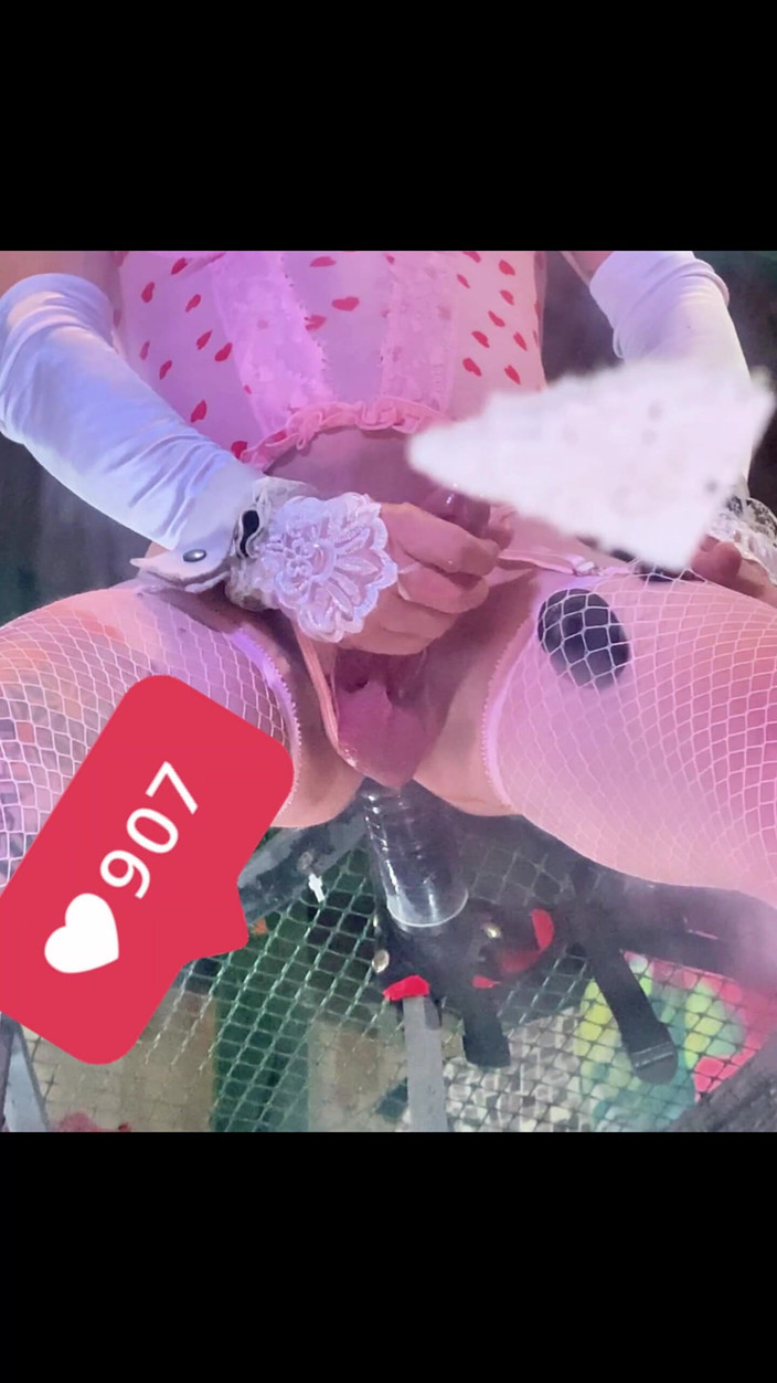 Benito414: Shemale mặc đồ lót màu hồng cưỡi con cu giả đen trên...