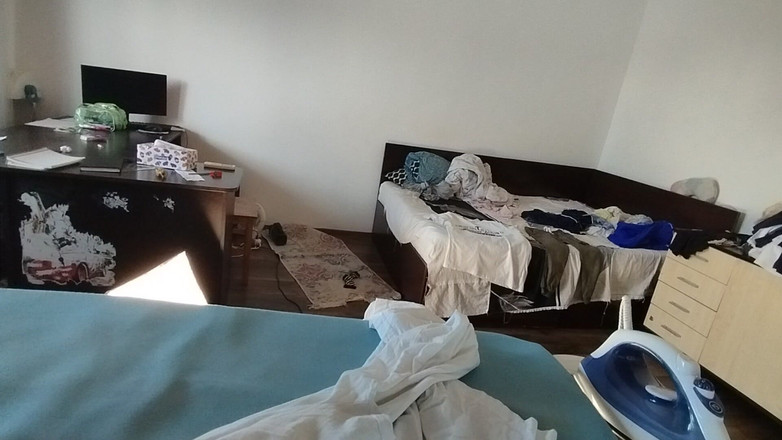 Amateur_MS: Soție amatoare care face treburile casnice goale.