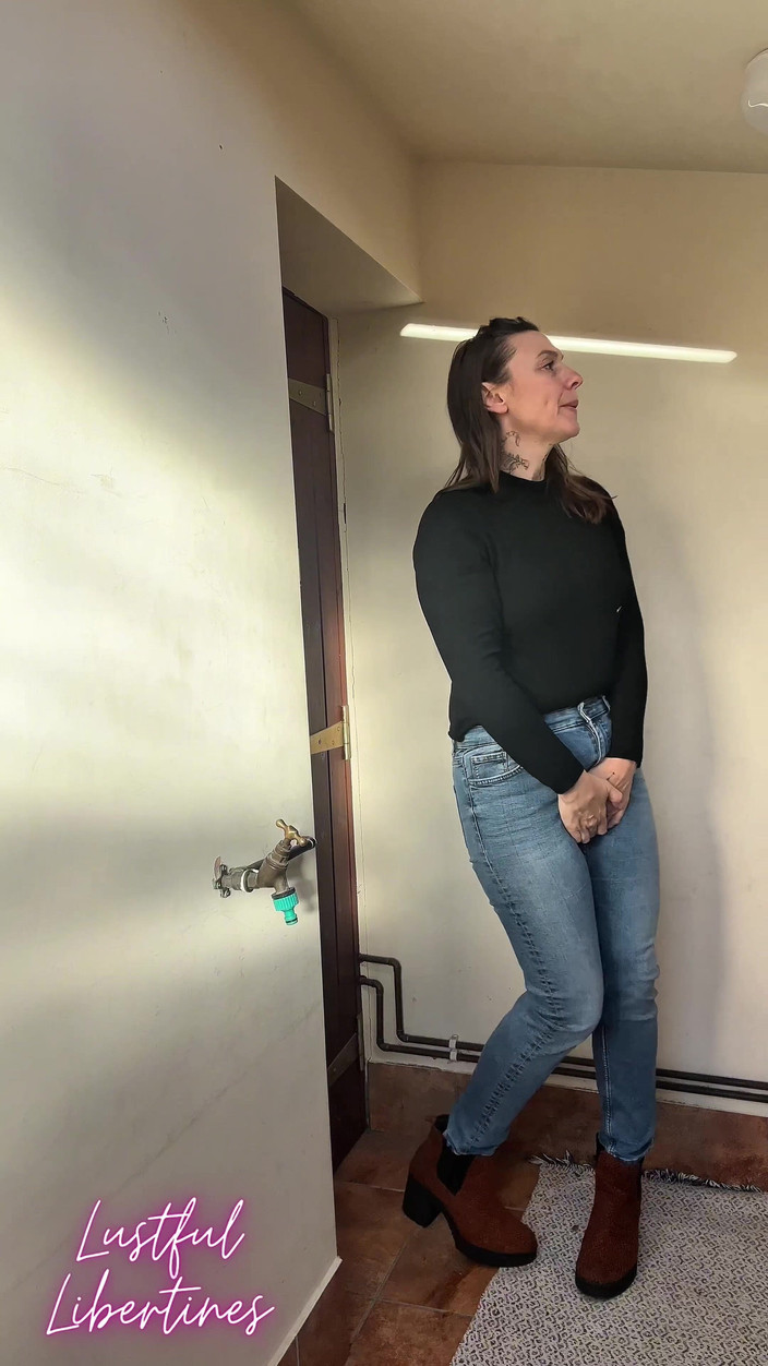 Lustful Libertines: बाथरूम से बाहर बंद कर दिया गया - जींस गीला करना