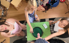 Ignoring Handjobs: 3 ateşli amatör kızla zar meydan okuması elle muamele yarışma...