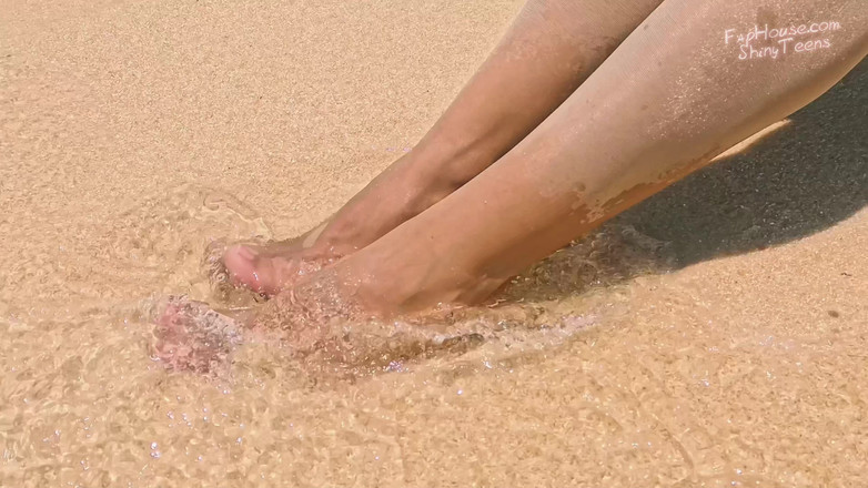 Shiny teens: 906 Collants étincelants sur la plage