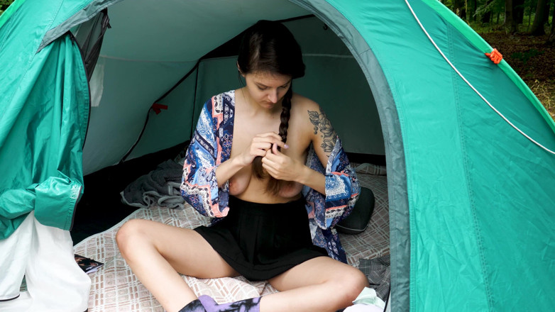 Peaches and Bananas: Alisa sikat rambut remaja telanjang