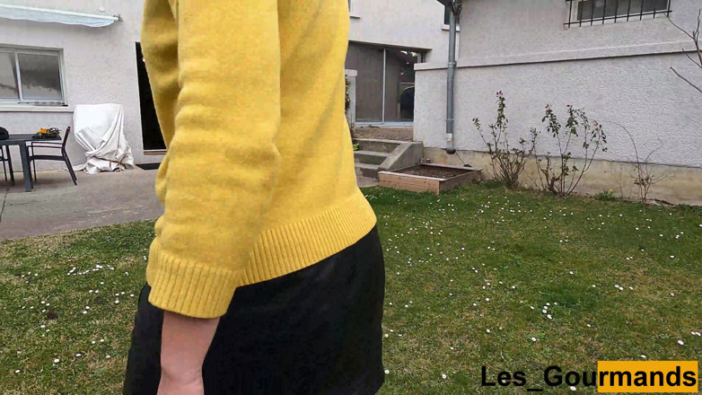 Les Gourmands: MILFka v punčochách a podpatcích s koženou sukní čůrá venku zblízka...