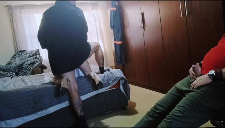 Mysticbabe8: 会见新邻居和他的朋友，我们玩了一次精液3P