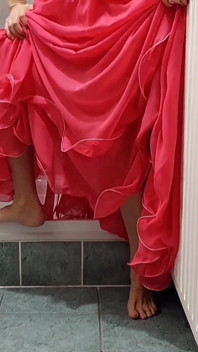 Los lentamente juegos sexuales de Selena en la cama y el baño