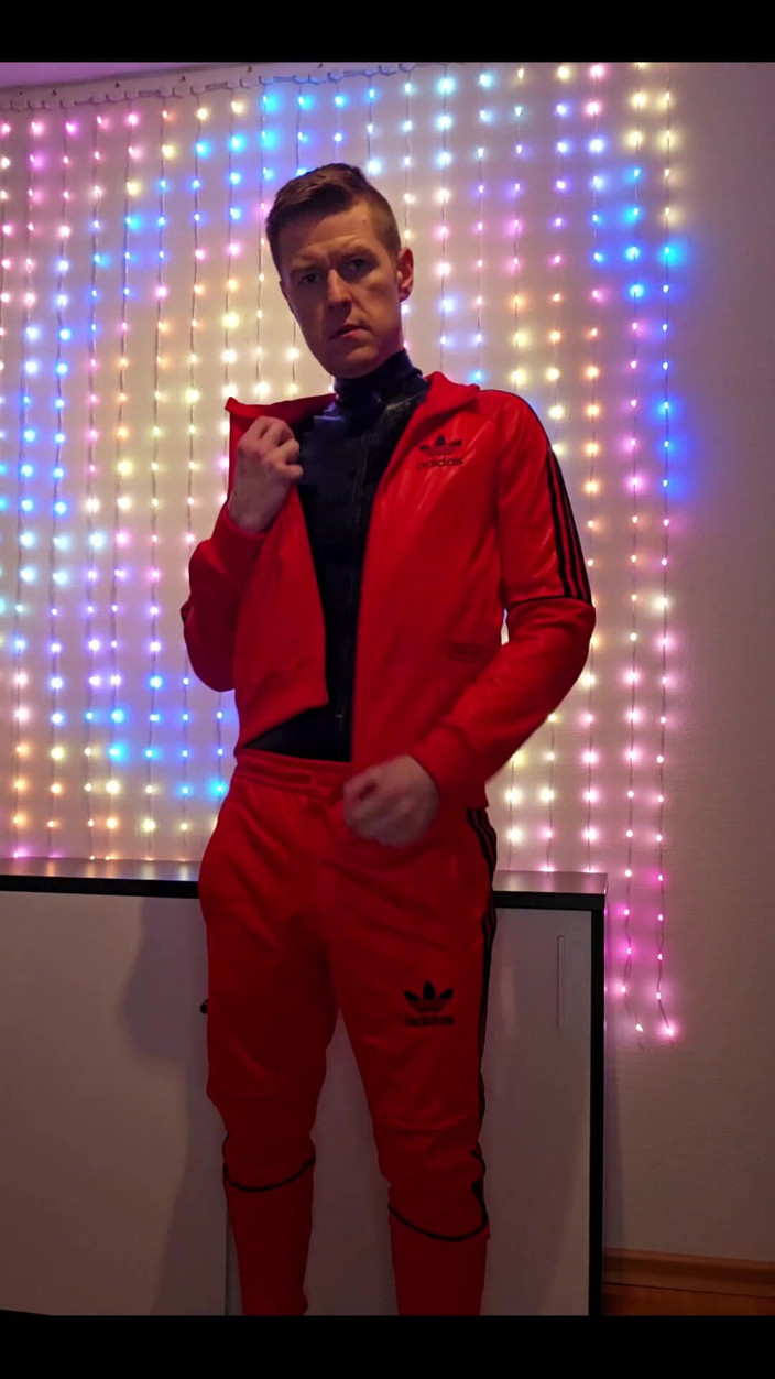 Roman Heart: Czerwony dres Adidas