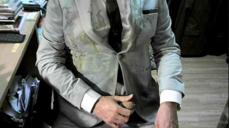 SuitedSub: Un costume de velours se fait baiser